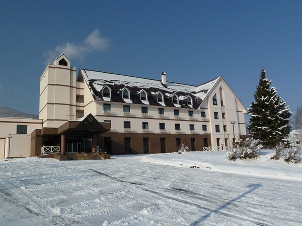 【新千歳空港発着/バス+宿泊パック】最長滑走距離4,000m・全23コース!!富良野リゾートホテルエーデルヴェルメ≪朝食付・滞在中リフト券付≫4泊5日(4泊5日)1